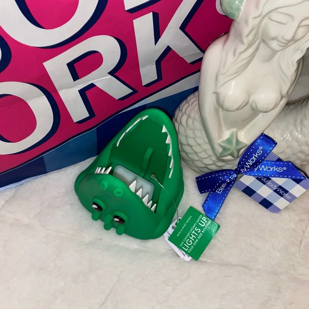 SALE! BATH AND BODY WORKS LIGHT UP GATOR 🐊 SOAP HOLDER